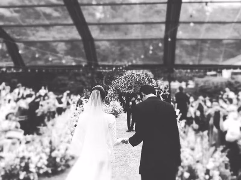 Ảnh chụp từ đằng sau của vợ chồng Jang Nara. Ảnh: Người đưa tin