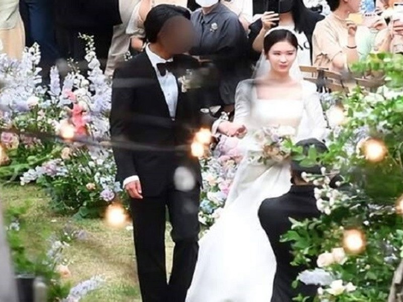  Ông xã của Jang Nara là một quay phim. Cả hai hẹn hò được 2 năm trước hôn lễ. Ảnh: Giao thông