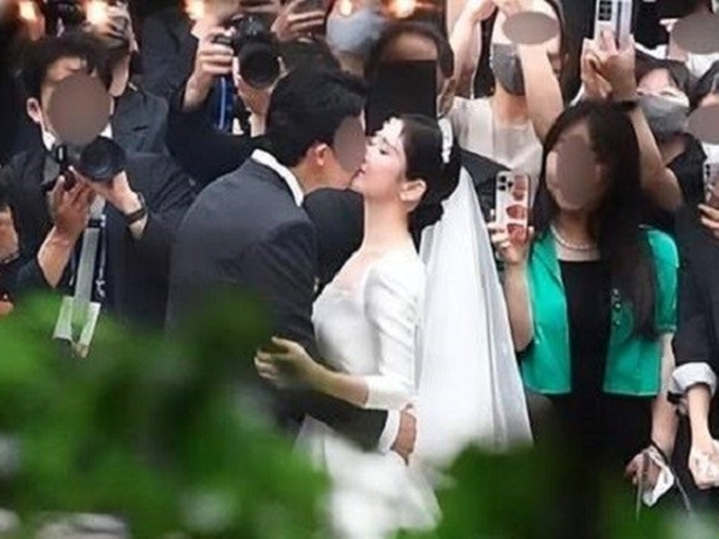 Vợ chồng Jang Nara trao nhau nụ hôn lãng mạn trong hôn lễ. Ảnh: Giao thông