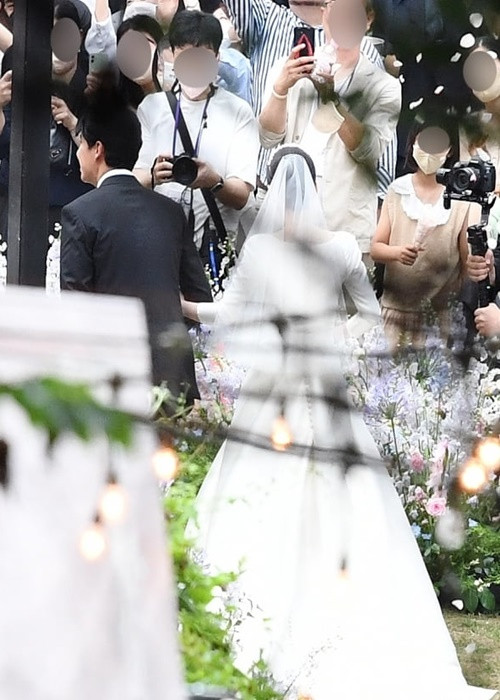 Jang Nara chia sẻ: "Ông xã của tôi có nhân cách tốt và có hiếu với bố mẹ. Vì anh ấy không phải là người nổi tiếng nên tôi cố gắng giữ hôn lễ càng riêng tư càng tốt". Ảnh: 10asia