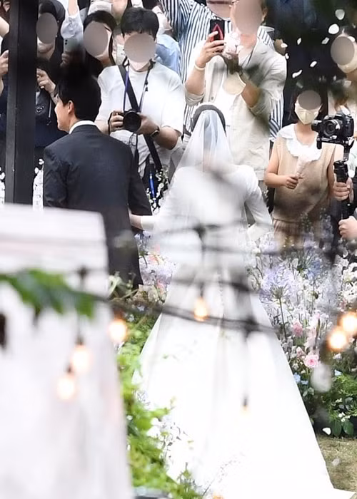 Jang Nara chia sẻ: "Ông xã của tôi có nhân cách tốt và có hiếu với bố mẹ. Vì anh ấy không phải là người nổi tiếng nên tôi cố gắng giữ hôn lễ càng riêng tư càng tốt". Ảnh: 10asia