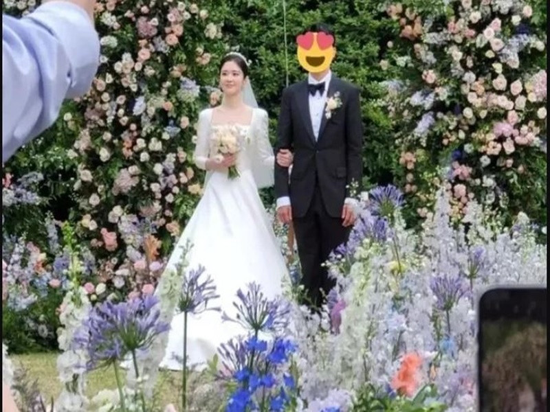 Trước hôn lễ, chồng kém 6 tuổi của Jang Na Ra bị tung tin thất thiệt, công kích trên mạng xã hội. Jang Na Ra lo sợ rằng nếu để lộ danh tính chồng sẽ làm ảnh hưởng tới công việc của anh. Vì vậy, người đẹp quyết định sẽ khởi kiện những người phát tán thông tin của chồng cô. Ảnh: Zing