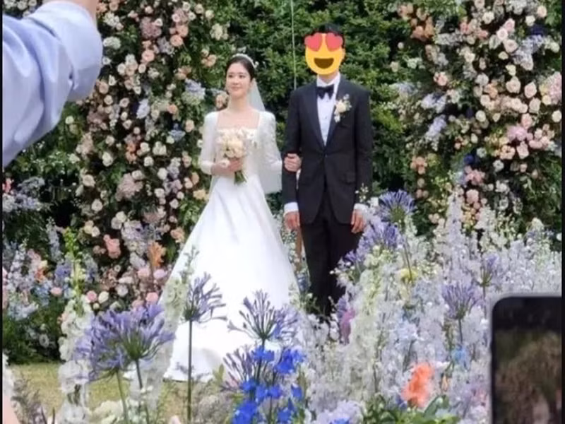 Trước hôn lễ, chồng kém 6 tuổi của Jang Na Ra bị tung tin thất thiệt, công kích trên mạng xã hội. Jang Na Ra lo sợ rằng nếu để lộ danh tính chồng sẽ làm ảnh hưởng tới công việc của anh. Vì vậy, người đẹp quyết định sẽ khởi kiện những người phát tán thông tin của chồng cô. Ảnh: Zing