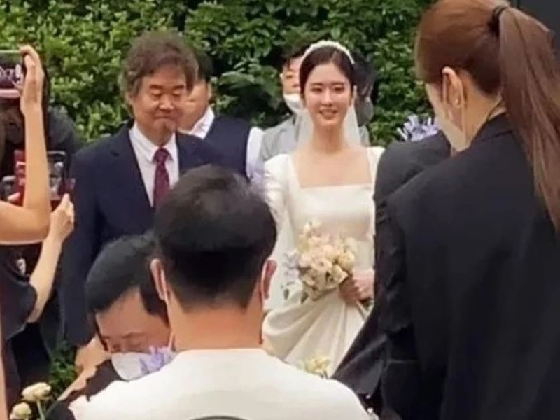 Nữ thần không tuổi được bố đưa vào lễ đường. Ảnh: Zing