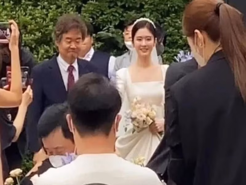 Nữ thần không tuổi được bố đưa vào lễ đường. Ảnh: Zing