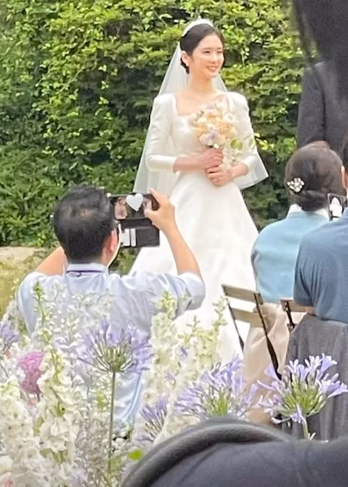 Ngày 26/6, Jang Nara lên xe hoa. Nữ diễn viên mặc chiếc váy trắng khá kín đáo trong ngày trọng đại. Ảnh: Người đưa tin