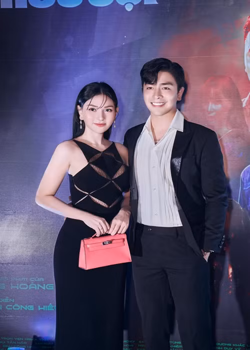 Thu Thuy lay chong kem 10 tuoi, me 2 con... dang van mon con mat