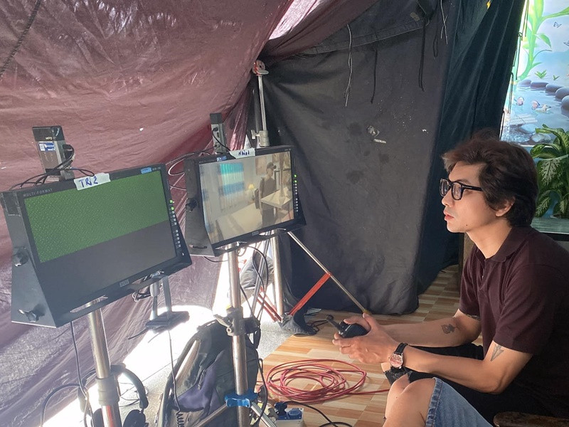 Nam ca sĩ theo học hệ vừa học vừa làm tại Đại học Sân khấu - Điện ảnh Thành phố Hồ Chí Minh.