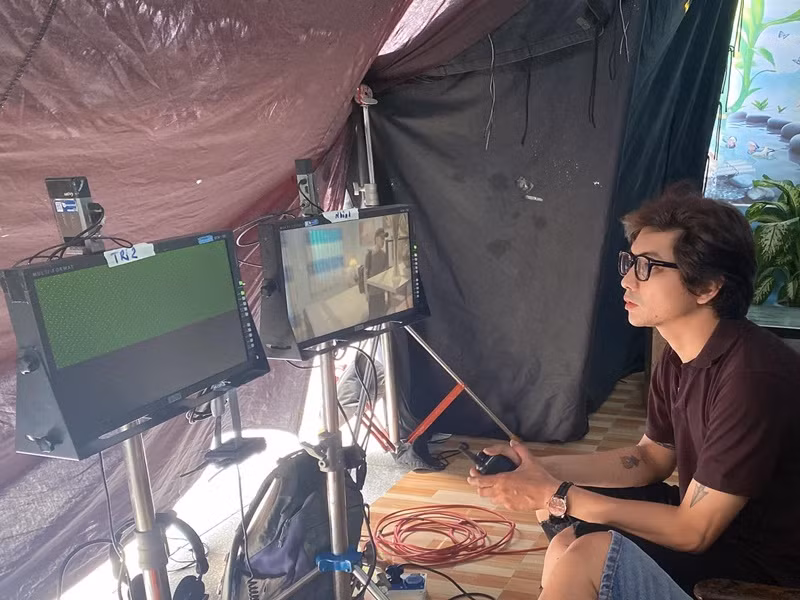 Nam ca sĩ theo học hệ vừa học vừa làm tại Đại học Sân khấu - Điện ảnh Thành phố Hồ Chí Minh.