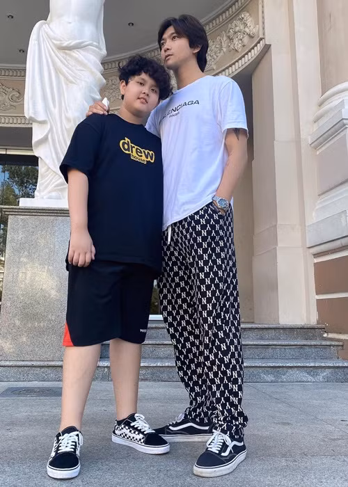 Hiện tại, con trai của Tim và Trương Quỳnh Anh được phân thời gian sống cùng ba mẹ.