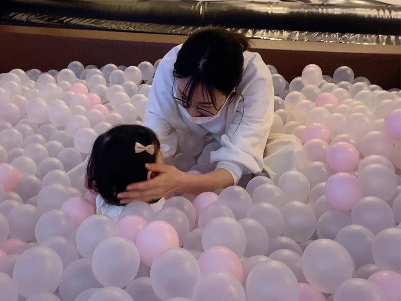 Con gái của "Người đẹp khóc" không lộ diện hoàn toàn. Ảnh: Instagram