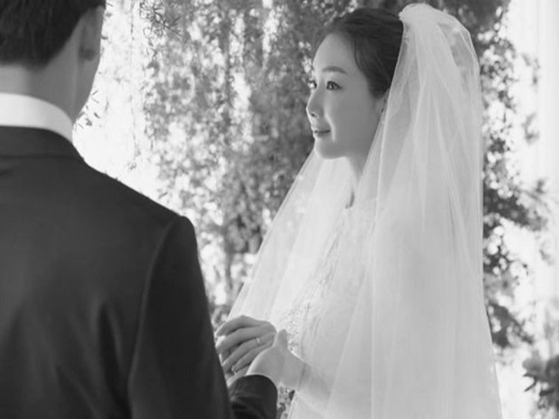 Choi Ji Woo lên xe hoa vào tháng 3/2018. Cô giấu mặt lẫn thông tin của ông xã. Ảnh: Huffingtonpost