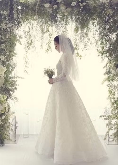 Choi Ji Woo ngầm phủ nhận tin đồn khi khoe ảnh cầm hoa. Ngoài ra, truyền thông Hàn Quốc cho biết thêm, nhân vật nữ chính từng là người mẫu, ca sĩ trong một nhóm nhạc đã tan rã. Loạt chi tiết cho thấy vụ việc không liên quan đến Choi Ji Woo. Ảnh: Huffingtonpost