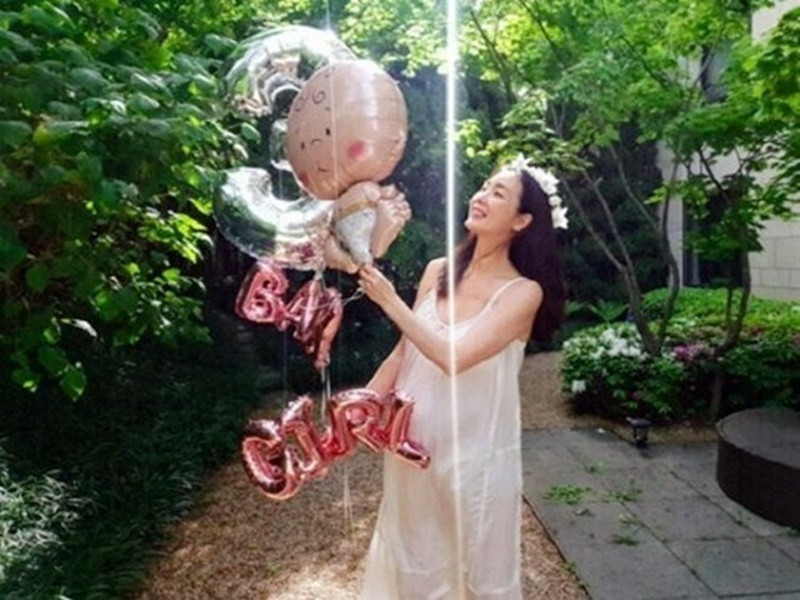 Theo báo chí Hàn Quốc, chồng Choi Ji Woo là CEO của một công ty ứng dụng điện thoại mang và kém nữ diễn viên 9 tuổi. Ảnh: Sức khỏe và đời sống