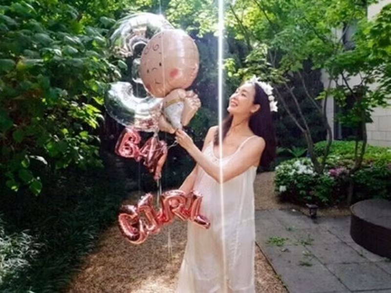 Theo báo chí Hàn Quốc, chồng Choi Ji Woo là CEO của một công ty ứng dụng điện thoại mang và kém nữ diễn viên 9 tuổi. Ảnh: Sức khỏe và đời sống