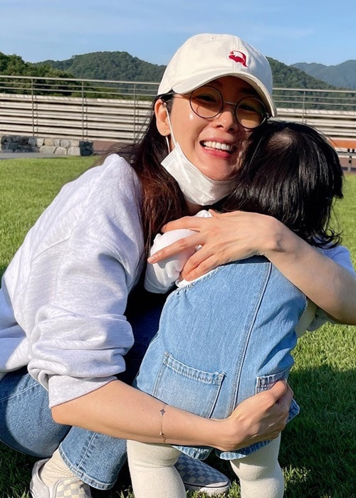 Choi Ji Woo nhìn ngắm con gái chơi đùa và cố gắng ghi lại những khoảnh khắc đó bằng máy ảnh. Ảnh: Instagram