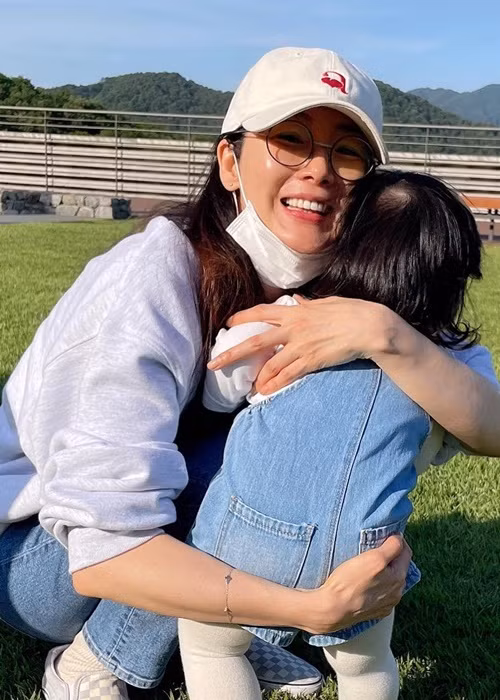 Choi Ji Woo nhìn ngắm con gái chơi đùa và cố gắng ghi lại những khoảnh khắc đó bằng máy ảnh. Ảnh: Instagram