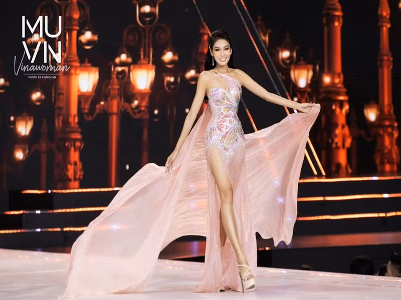 Thảo Nhi sinh năm 1994, có chiều cao 1m68, số đo ba vòng 88 - 65- 92cm.