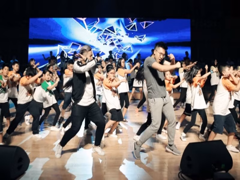 Mỹ Linh chia sẻ trên Zing, khi du học ở Australia, Anh Duy là chủ tịch một câu lạc bộ nhảy và vẫn biểu diễn hàng năm. Ảnh: Người lao động