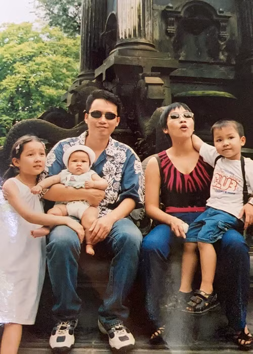 Con trai của Mỹ Linh - Anh Quân sinh năm 1998. Mỹ Linh từng chia sẻ trên Đẹp Online rằng ngày nhỏ Anh Duy thích đá bóng. Tuy nhiên, đến khi 12 tuổi, bác sĩ khuyên Anh Duy không được đá bóng cho đến tuổi trưởng thành vì cơ không phát triển kịp với xương, nếu tiếp tục chơi bóng đá sẽ bị chấn thương. Ảnh: FBNV