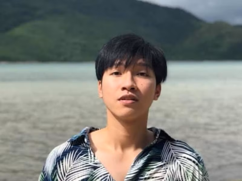 Nữ ca sĩ kể, gặp con trai sau hơn 2 năm xa cách, chồng của cô chia sẻ: "Ngắm con trai hồi nãy mà lòng cứ nhẹ bẫng, nó hiền mà đẹp trai quá em nhỉ?". Ảnh: VTC