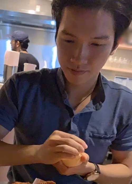 Hình ảnh Anh Duy đi làm thêm khi du học. Theo Mỹ Linh, con trai còn 10 năm nữa mới học xong ngành y. Ảnh: FBNV