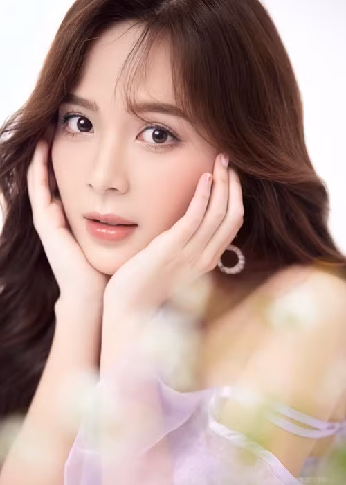 Nguồn thu nhập chính của Ngọc Huyền đến từ công việc người mẫu ảnh, quay quảng cáo và đóng các phim ngắn.