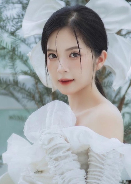 Trong cuộc phỏng vấn với Sinh viên Việt Nam, Ngọc Huyền cho biết, cô không dám nhận mình là hot girl nên cũng không sợ mọi người gắn mác hot girl đi đóng phim.