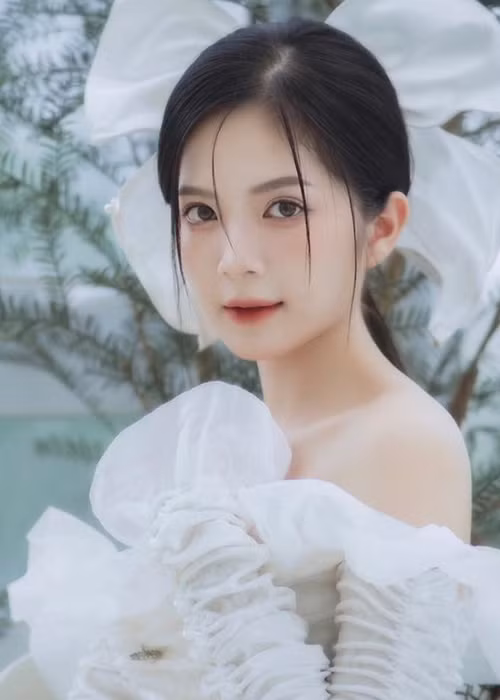 Trong cuộc phỏng vấn với Sinh viên Việt Nam, Ngọc Huyền cho biết, cô không dám nhận mình là hot girl nên cũng không sợ mọi người gắn mác hot girl đi đóng phim.