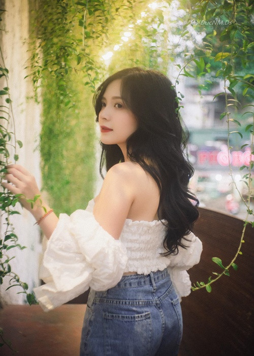 Ngọc Huyền sinh năm 1997, tốt nghiệp chuyên ngành Tâm lý học trường Đại học Sư phạm Hà Nội.