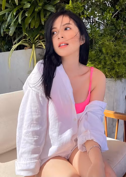 Có lần, Ngọc Huyền đáp trả gay gắt khi bị antifan chê chiều cao: “Mình đã làm quen được với việc đón nhận lời khen chê của tất cả mọi người rồi, dù nó tiêu cực nhất. Nhưng mọi người chê diễn xuất thì mình nghĩ mình sẽ cố gắng để làm tốt hơn được, nhưng chiều cao thì... e là chỉ mọc sừng mới giúp mình cao lên”.