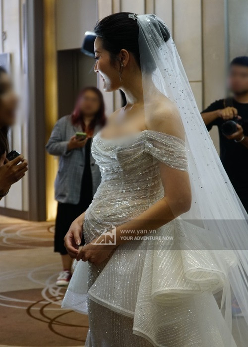 Cô dâu mang bầu hơn 5 tháng và chưa tiết lộ giới tính em bé trong bụng. Ảnh: Yan