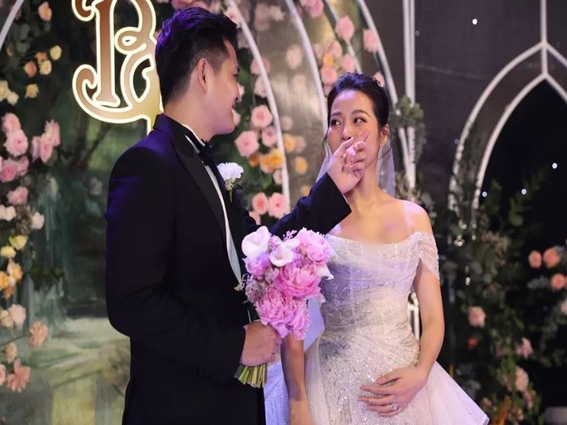 Trong đám cưới, Karen Nguyễn liên tục ôm bụng bầu. Ảnh: Vietnamnet