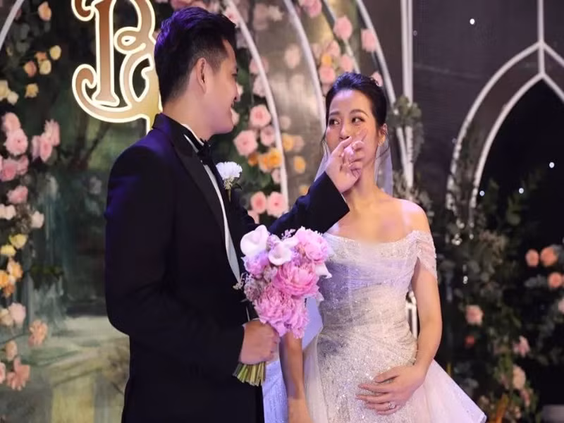 Trong đám cưới, Karen Nguyễn liên tục ôm bụng bầu. Ảnh: Vietnamnet