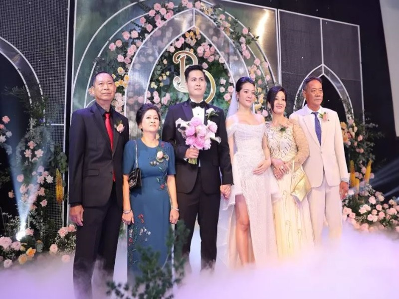 Cô dâu đẹp rạng rỡ dù đang mang thai hơn 5 tháng. Ảnh: Vietnamnet