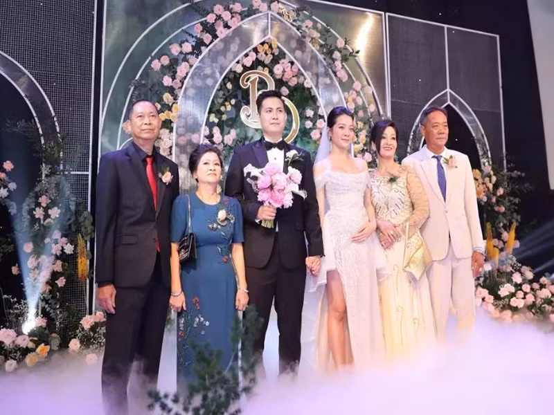 Cô dâu đẹp rạng rỡ dù đang mang thai hơn 5 tháng. Ảnh: Vietnamnet