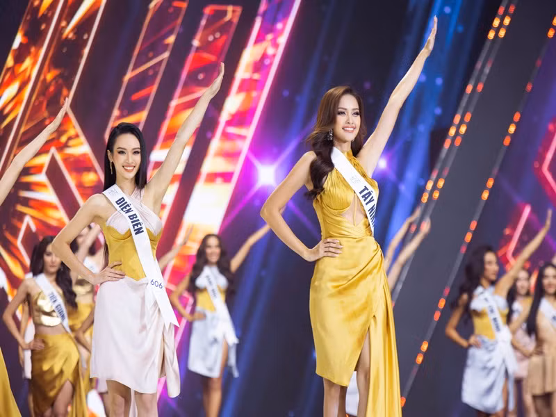 Ngọc Châu tỏa sáng trong chung kết cuộc thi nhờ vẻ rạng ngời, sự điềm tĩnh khi trả lời câu hỏi ứng xử. Ảnh: Fanpage