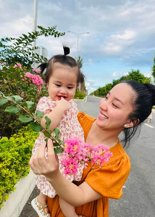 Vợ chồng Lê Dương Bảo Lâm thoải mái chia sẻ hình ảnh hai con gái trên mạng xã hội.