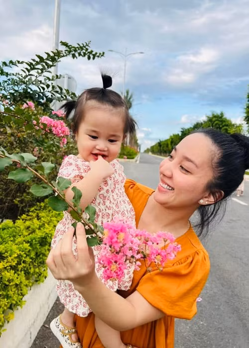 Vợ chồng Lê Dương Bảo Lâm thoải mái chia sẻ hình ảnh hai con gái trên mạng xã hội.