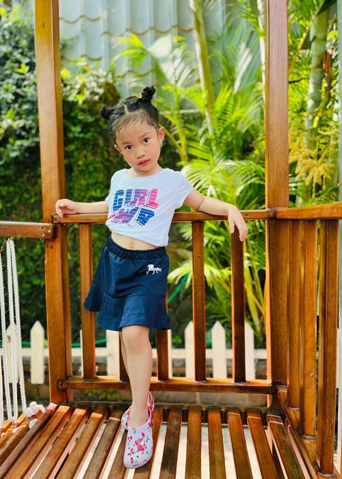 Tới nơi, nghe mẹ thông báo con gái có cái miệng “lớn nhất bệnh viện”, nam diễn viên mừng thầm vì đây chính là “sản phẩm” đặc định của mình.