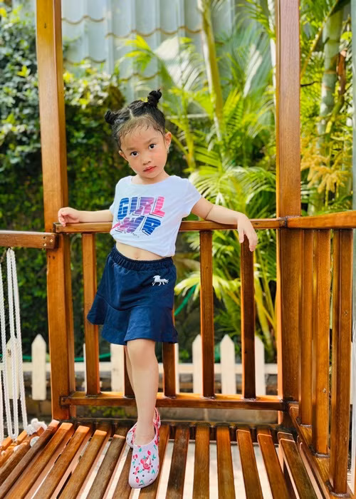 Tới nơi, nghe mẹ thông báo con gái có cái miệng “lớn nhất bệnh viện”, nam diễn viên mừng thầm vì đây chính là “sản phẩm” đặc định của mình.