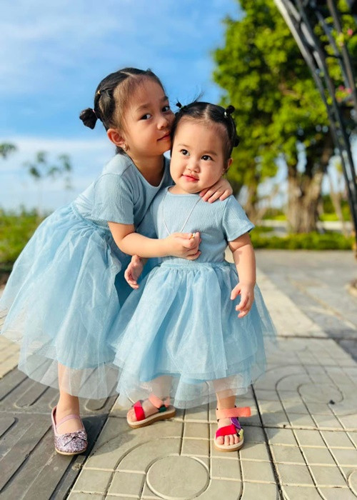 Bé Bảo Nhi rất cưng chiều em gái.