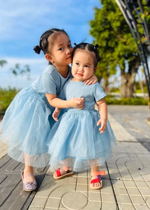 Bé Bảo Nhi rất cưng chiều em gái.
