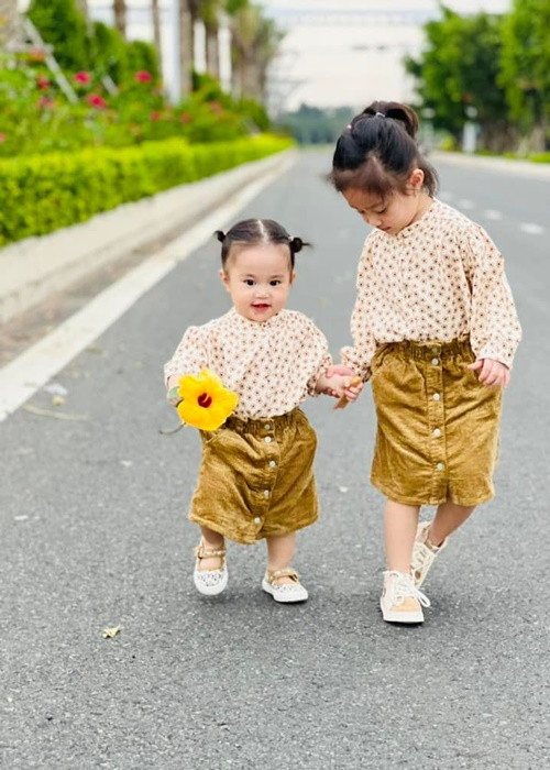 Bé Bảo Nhi thường xuyên mặc đồ đôi với em gái Bảo Ngọc.