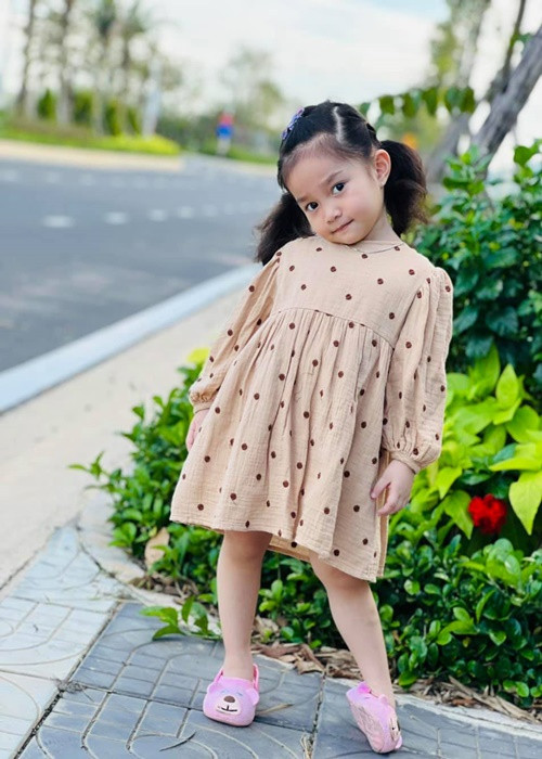 Bé Bảo Nhi chào đời khi Lê Dương Bảo Lâm lưu diễn ở Hàn Quốc. Ngay khi xuống sân bay, anh về thẳng bệnh viện để gặp con.