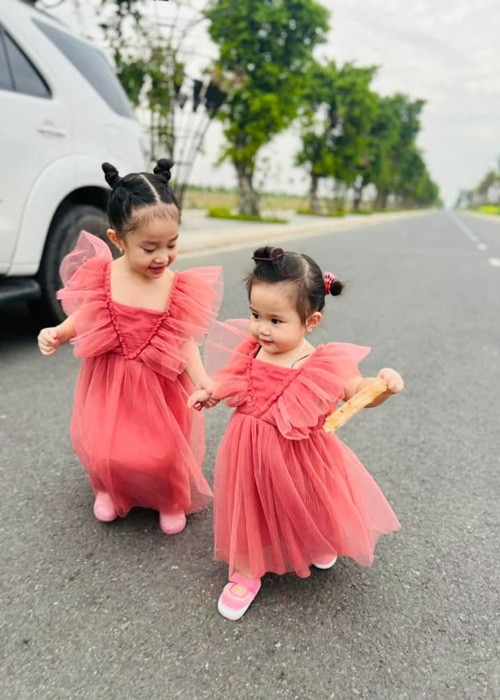 Hai con gái của Lê Dương Bảo Lâm mặc váy điệu đà.