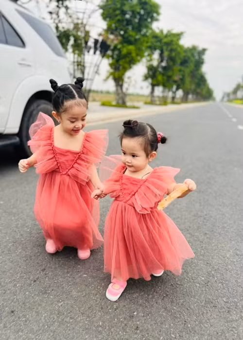 Hai con gái của Lê Dương Bảo Lâm mặc váy điệu đà.