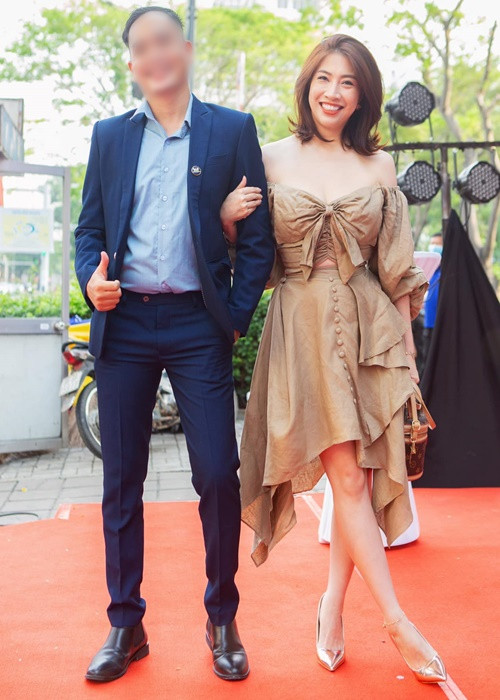 Ngoài vòng một, Pha Lê dao kéo bụng, mông, lưng. Cụ thể, cô hút mỡ ở lưng, bụng để bơm vào vòng ba. Chi phí phẫu thuật thẩm mỹ lần này của Pha Lê là 300 triệu.