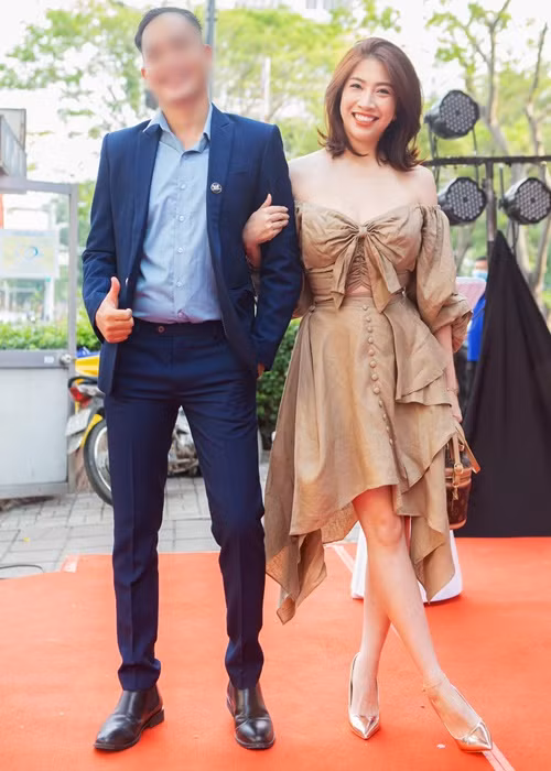 Ngoài vòng một, Pha Lê dao kéo bụng, mông, lưng. Cụ thể, cô hút mỡ ở lưng, bụng để bơm vào vòng ba. Chi phí phẫu thuật thẩm mỹ lần này của Pha Lê là 300 triệu.