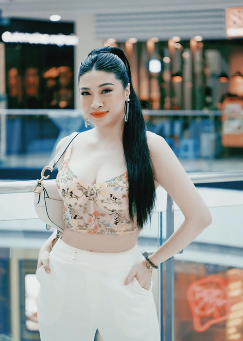 Pha Lê tự tin mặc áo crop top.